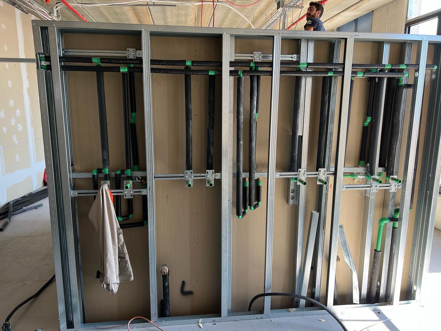Impianto idrico sanitario su parete in cartongesso idrotek impiantiidraulici h2o idraulico